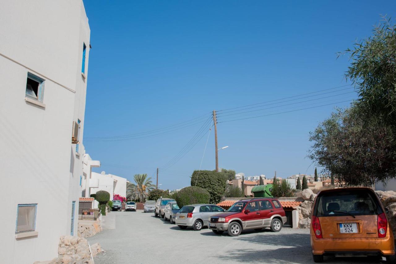 Modern Apartment Not Far From The Beach Paphos Exterior photo